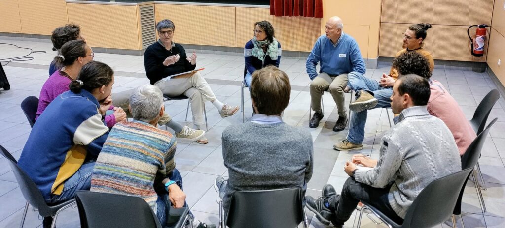 Un groupe de travail lors de l'assemblée des sympathisant.e.s